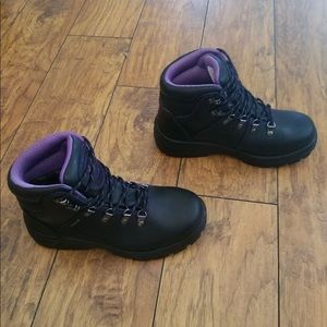 Women’s Avenger steel toe work boots.